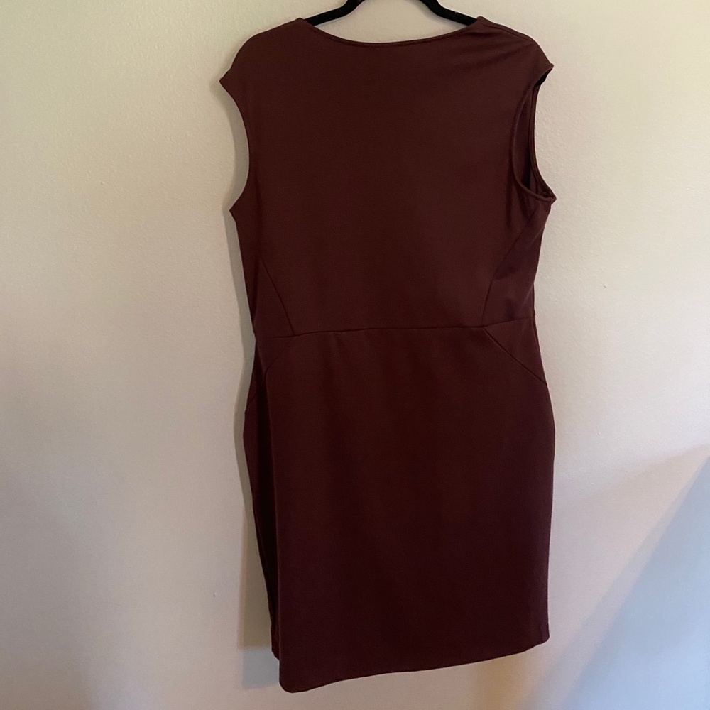 Burgundy Sleeveless Dress with Zipper Pockets - Picture 2 of 2